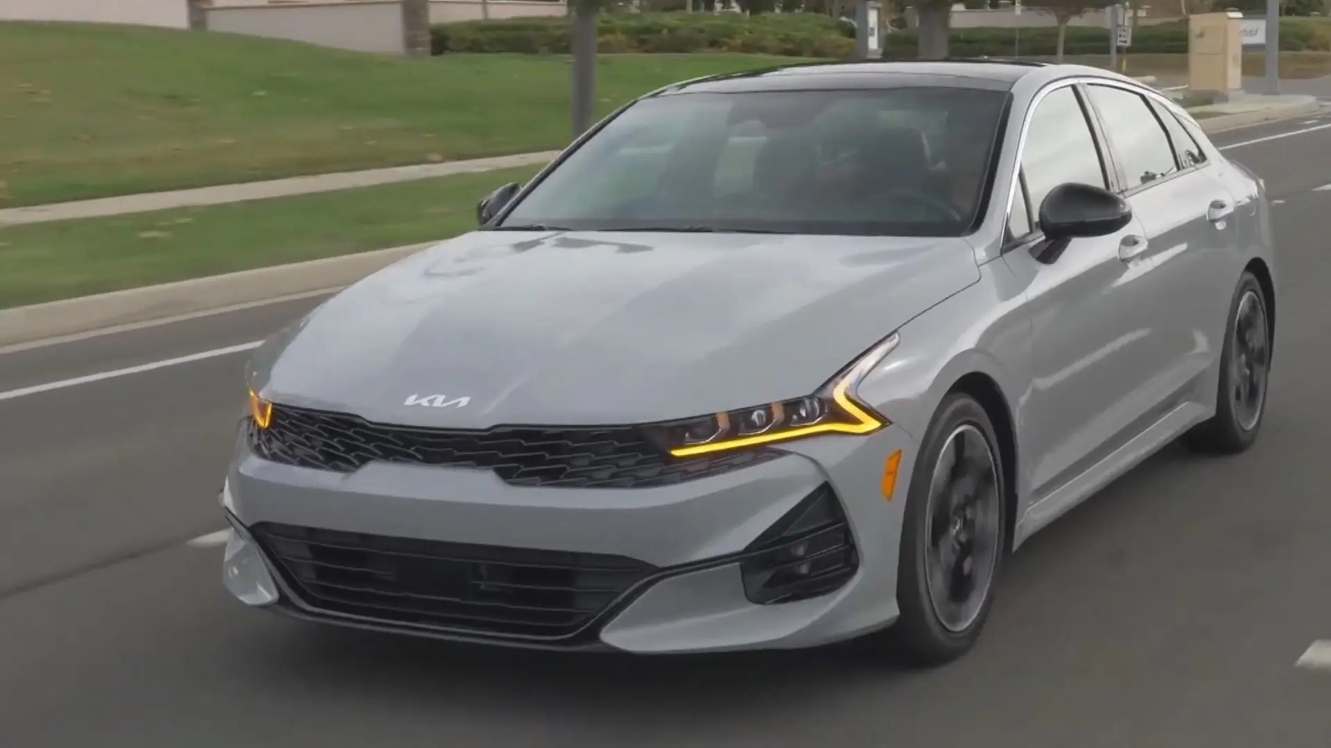 KIA gọi sửa 250.000 xe K5 vì nguy cơ cháy bình xăng